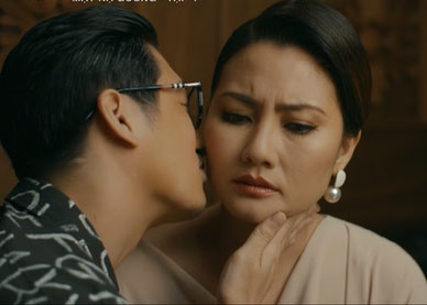 Năm 2021, Ngọc Lan Bắc tiến, thử sức với phim "Mặt nạ gương" của VFC. Trong phim, Ngọc Lan vào vai Diễm, vợ hai của bác sĩ thẩm mỹ Nghị (NSƯT Hoàng Hải) và cũng là mẹ kế của nữ nhà văn chuyên viết truyện trinh thám tên Hoa (Lương Thu Trang). (Ảnh: Dân Việt)