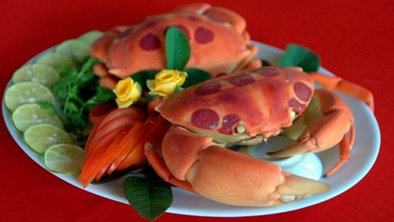 Một loại hải sản đặc biệt nữa đó chính là cua mặt trăng. Loại cua mặt trăng ở Côn Đảo này hoàn toàn khác so với những loại cua khác. Chúng có những hình dáng lạ trên lưng màu đỏ. Loại cua này có thể chế biến thành nhiều món khác nhau, hay chỉ đơn giản là hấp lên chấm cùng muối ớt cũng rất tuyệt vời.