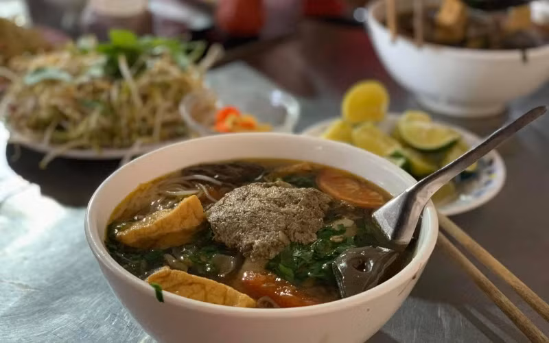 Bún riêu Hai Khiêm nằm trong top đặc sản Côn Đảo. Để tạo ra được một bát bún riêu thơm ngon, người đầu bếp cần chuẩn bị các nguyên liệu như cua, xương heo, huyết, cà chua, nấm hương… cùng nhiều loại gia vị đặc biệt khác.