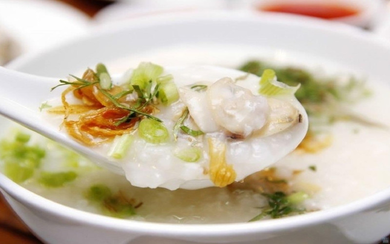 Một đặc sản Côn Đảo phải kể đến là cháo hàu. Hàu ở đây kích thước lớn và hương vị ngọt, béo, rất khác biệt.