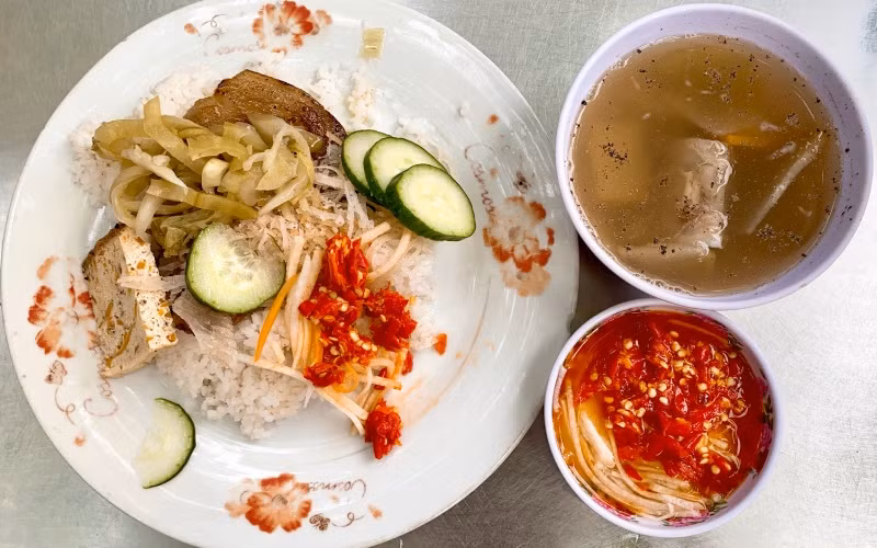 Bên cạnh các loại hải sản thì cơm tấm sườn Côn Đảo cũng là một món ăn mà bạn không nên bỏ qua. Miếng sườn được tẩm ướp đẫm vị, chín thơm, sợi bì heo thơm, mềm, trứng ốp lết, cùng chả trứng khiến du khách không khỏi xiêu lòng.