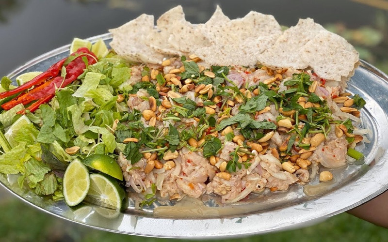 Gỏi cá nhám hay còn gọi là gỏi cá mập, là một món ăn nổi tiếng của Côn Đảo. Những miếng cá tươi giòn kết hợp rau thơm, ớt, gừng... làm dậy hương vị món ăn.