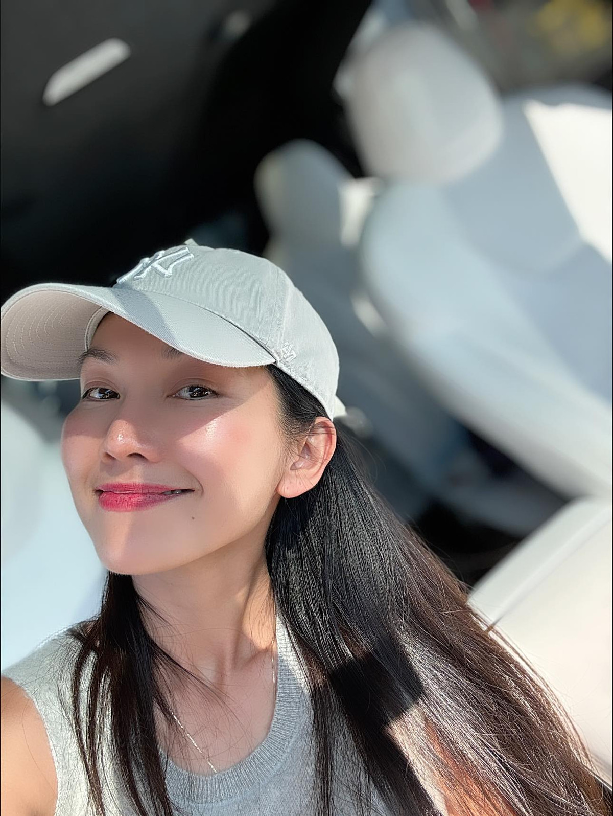 Kim Hiền chia sẻ bí quyết luôn ngập tràn năng lượng sống: "Ai cũng hỏi tại sao Kim Hiền nhiều năng lượng! Chỉ là cạnh con mỗi ngày là tự nhiên vui và nghĩ ra nhiều điều cần làm cho con thôi! Rồi mỗi ngày Mom nhắn tin và điều quan trọng nhất trong chúng ta là trái tim và suy nghĩ luôn có trong mình khi bản thân mình luôn nghĩ cho ai cạnh mình! Đơn giản mà phải không cả nhà!". Ảnh: FB Kim Hien