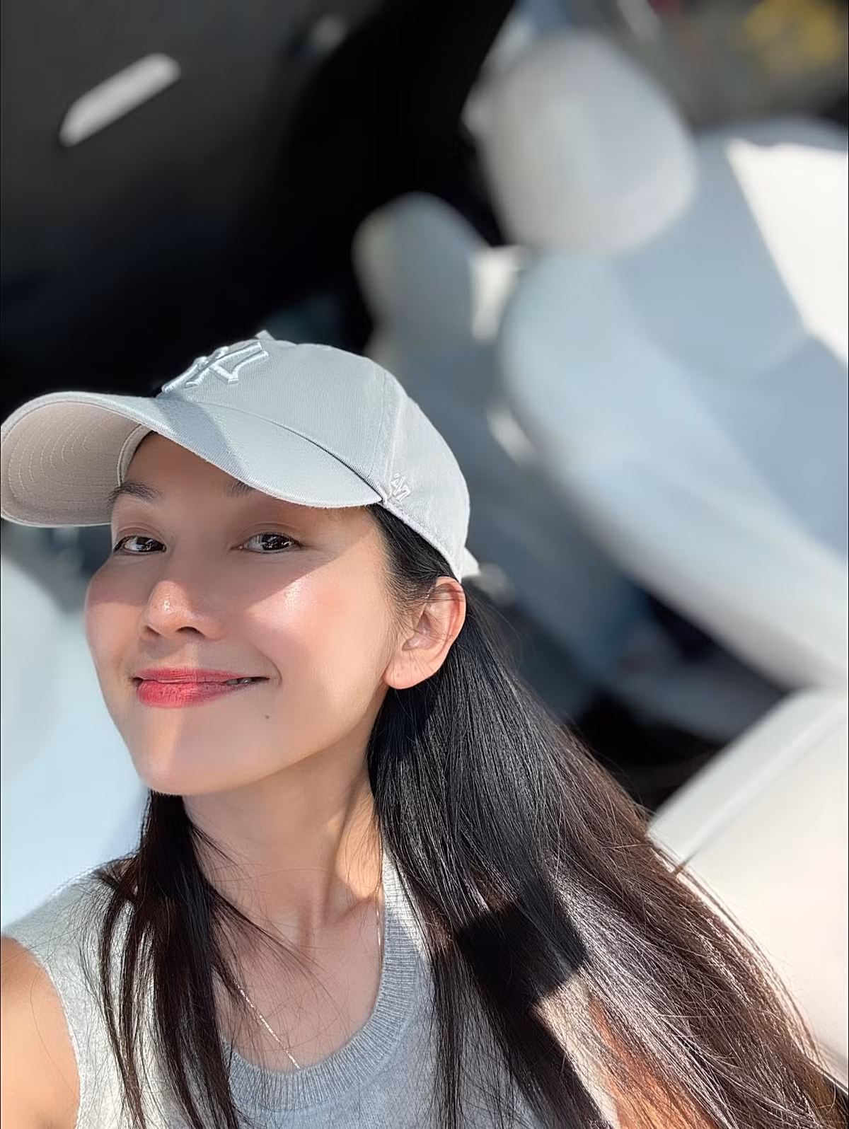 Kim Hiền chia sẻ bí quyết luôn ngập tràn năng lượng sống: "Ai cũng hỏi tại sao Kim Hiền nhiều năng lượng! Chỉ là cạnh con mỗi ngày là tự nhiên vui và nghĩ ra nhiều điều cần làm cho con thôi! Rồi mỗi ngày Mom nhắn tin và điều quan trọng nhất trong chúng ta là trái tim và suy nghĩ luôn có trong mình khi bản thân mình luôn nghĩ cho ai cạnh mình! Đơn giản mà phải không cả nhà!". Ảnh: FB Kim Hien