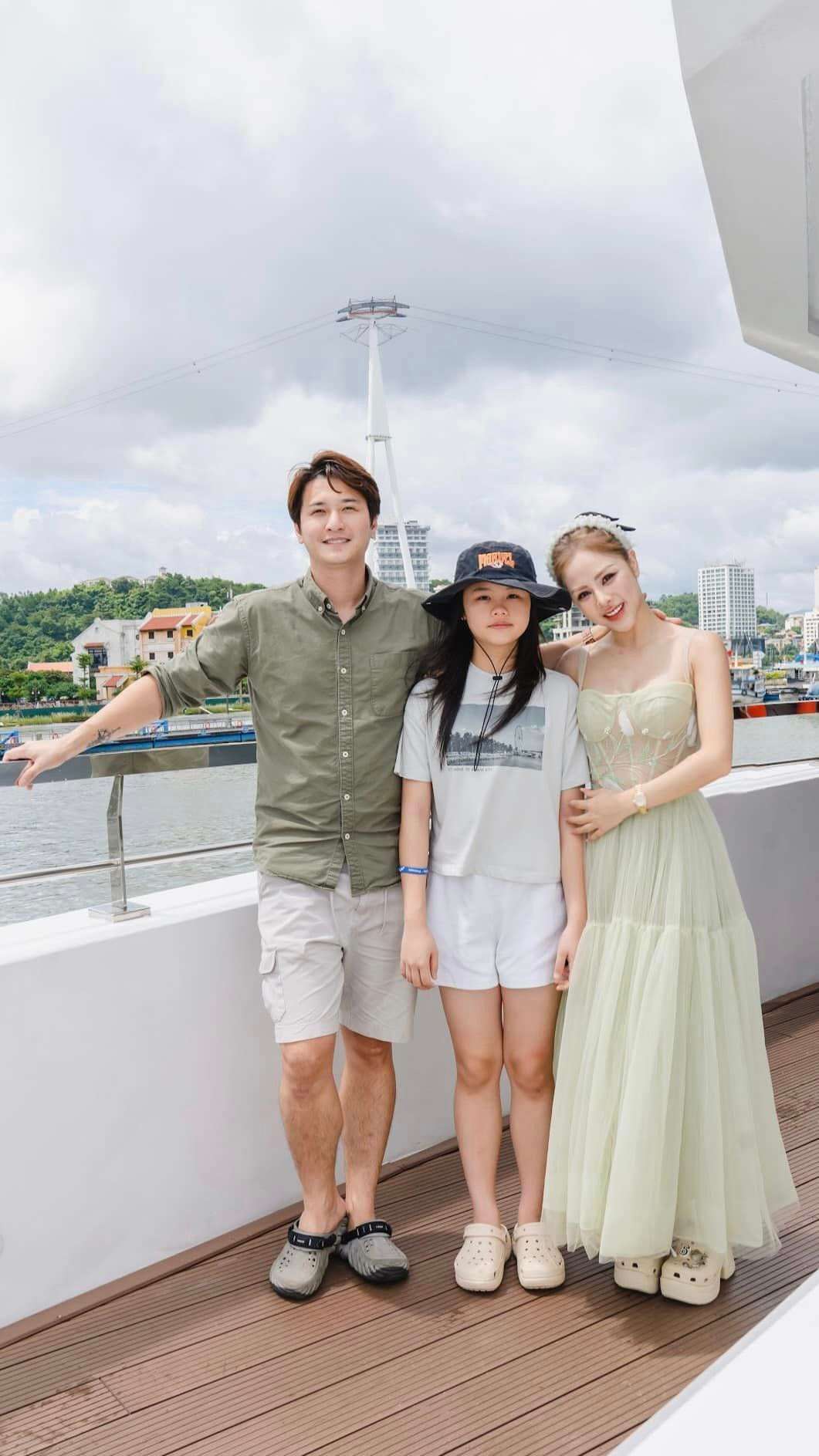 Diễn viên Huỳnh Anh bên gia đình nhỏ. Ảnh: Bạch Lan Phương