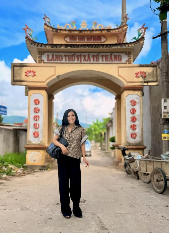 "Em về quê Thanh hoá. Làng Thổ Vị ạ!", Phương Thanh về thăm quê. Ảnh: FB Phương Thanh