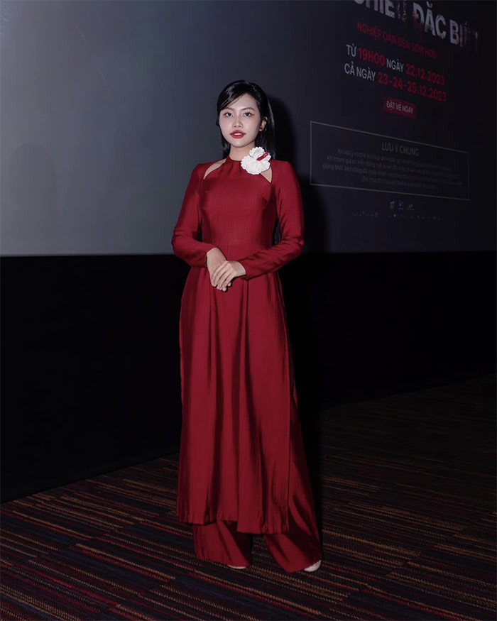 Trong đơn đăng ký tham gia cuộc thi sắc đẹp này, nữ ca sĩ đã điền đầy đủ thông tin cá nhân như tên, ngày sinh, địa chỉ, trình độ, nghề nghiệp và chiều cao 1m6.