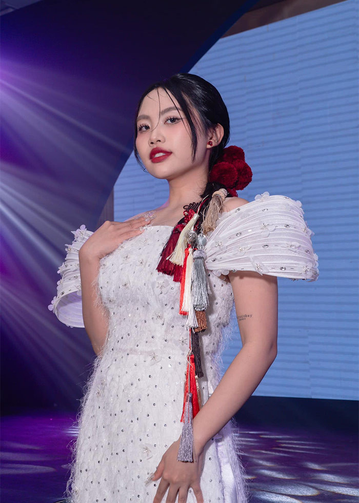 Sau khi đạt giải Á quân Giọng hát Việt nhí mùa đầu tiên, "Cô bé dân ca" bước chân vào showbiz và ngày càng thay đổi về ngoại hình.