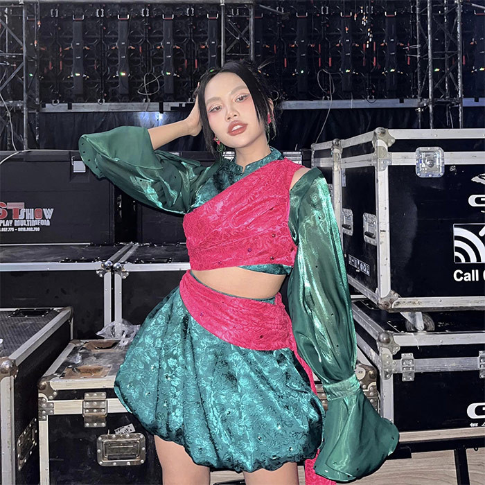 Ngoài dân ca, nữ ca sĩ sinh năm 2003 thử sức mình với dòng nhạc mới, trẻ trung sôi động nên ngoại hình và phong cách ăn mặc của cô cũng thay đổi theo chiều hướng hiện đại hơn.