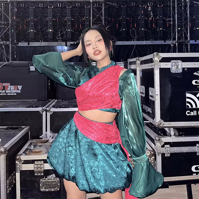 Ngoài dân ca, nữ ca sĩ sinh năm 2003 thử sức mình với dòng nhạc mới, trẻ trung sôi động nên ngoại hình và phong cách ăn mặc của cô cũng thay đổi theo chiều hướng hiện đại hơn.