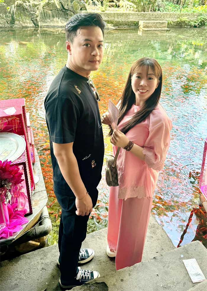 Vợ chồng Hồng Đăng như hình với bóng, đồng hành cùng nhau cả trong công việc lẫn cuộc sống.