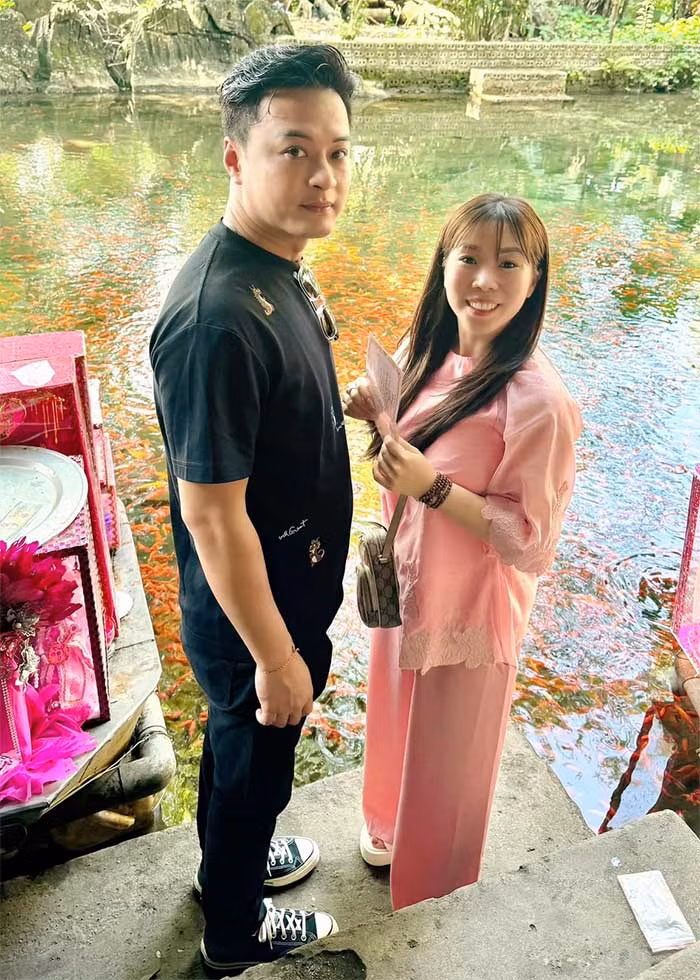 Vợ chồng Hồng Đăng như hình với bóng, đồng hành cùng nhau cả trong công việc lẫn cuộc sống.