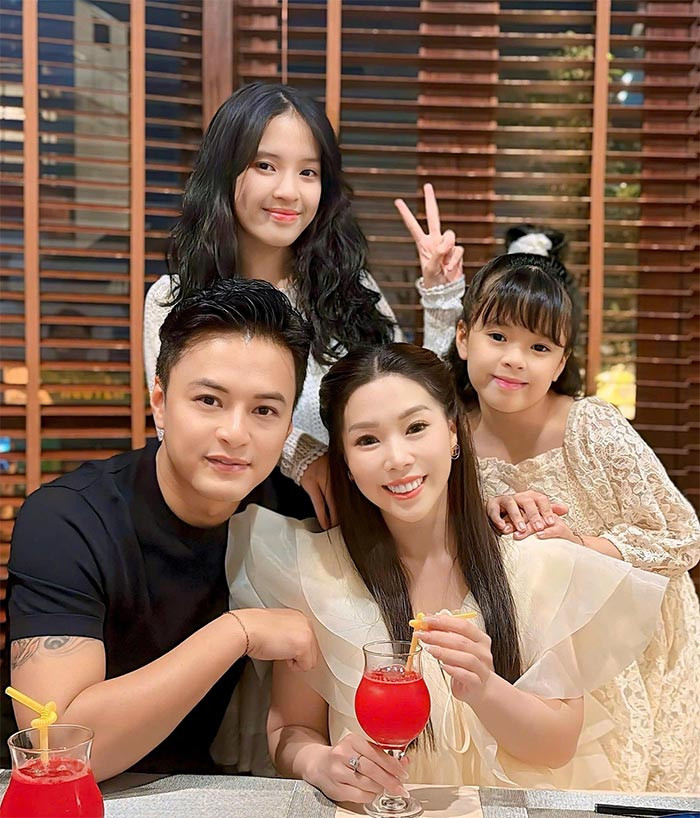 Hiện tại họ đã có một gia đình nhỏ với hai cô con gái.