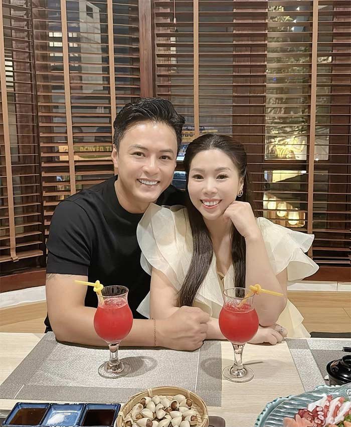 Vợ chồng Hồng Đăng vừa kỷ niệm 16 năm ngày kết hôn. "16 năm về chung một nhà, vui buồn đều có em bên cạnh... Cảm ơn cô bạn thật nhiều. Hạnh phúc là hành trình chứ không phải đích đến", nam diễn viên viết trên trang cá nhân.