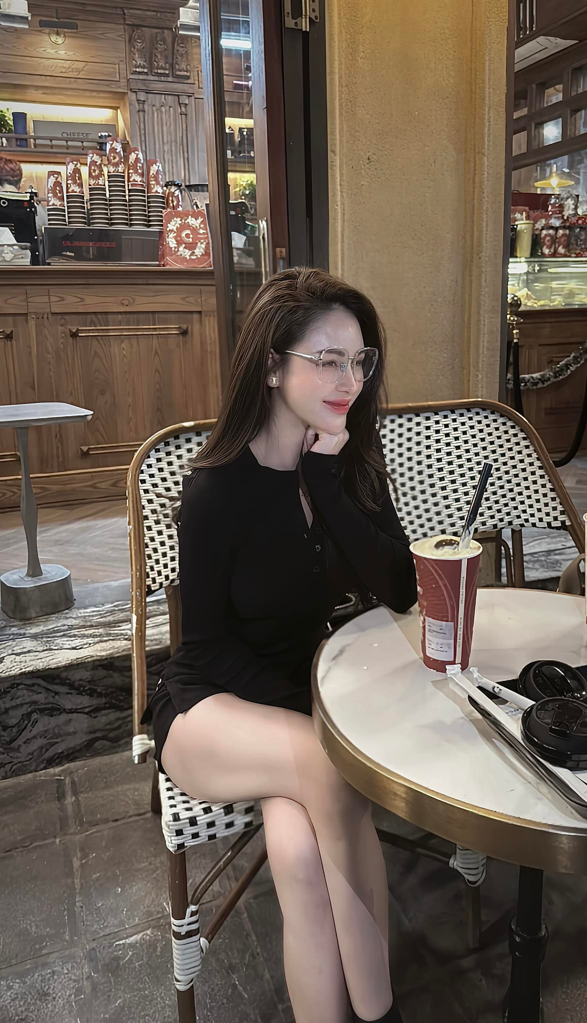 "Nhân gian nhiều thứ xinh đẹp đến thế, phải tin rằng mình xứng đáng với tất cả sự dịu dàng của nhân gian này mang lại!", Lương Thu Trang post ảnh chill ở quán cafe. Ảnh: FB Lương Thu Trang