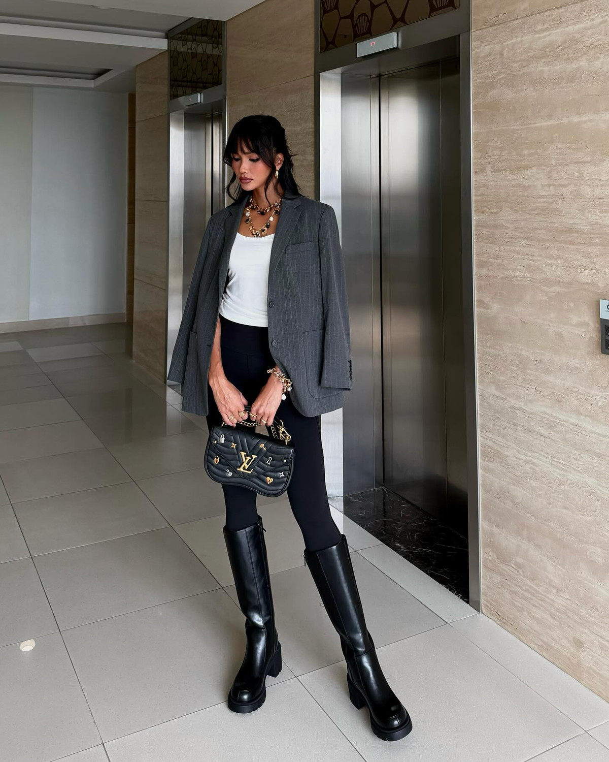 Hoa hậu H'Hen Niê diện đồ hiệu dự sự kiện, khác hẳn vẻ bình dị đời thường. Ảnh: FB H'Hen Niê