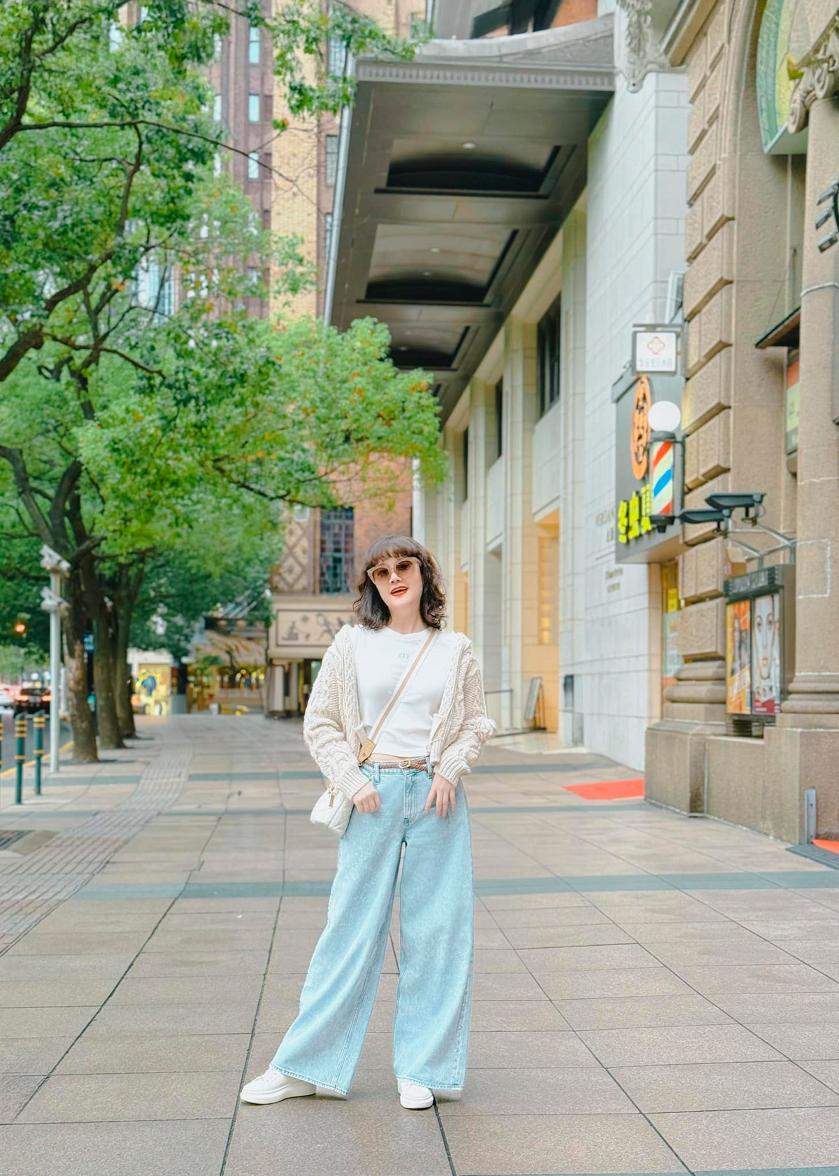 Vân Dung dạo phố đón không khí lạnh. Ảnh: FB Vân Dung