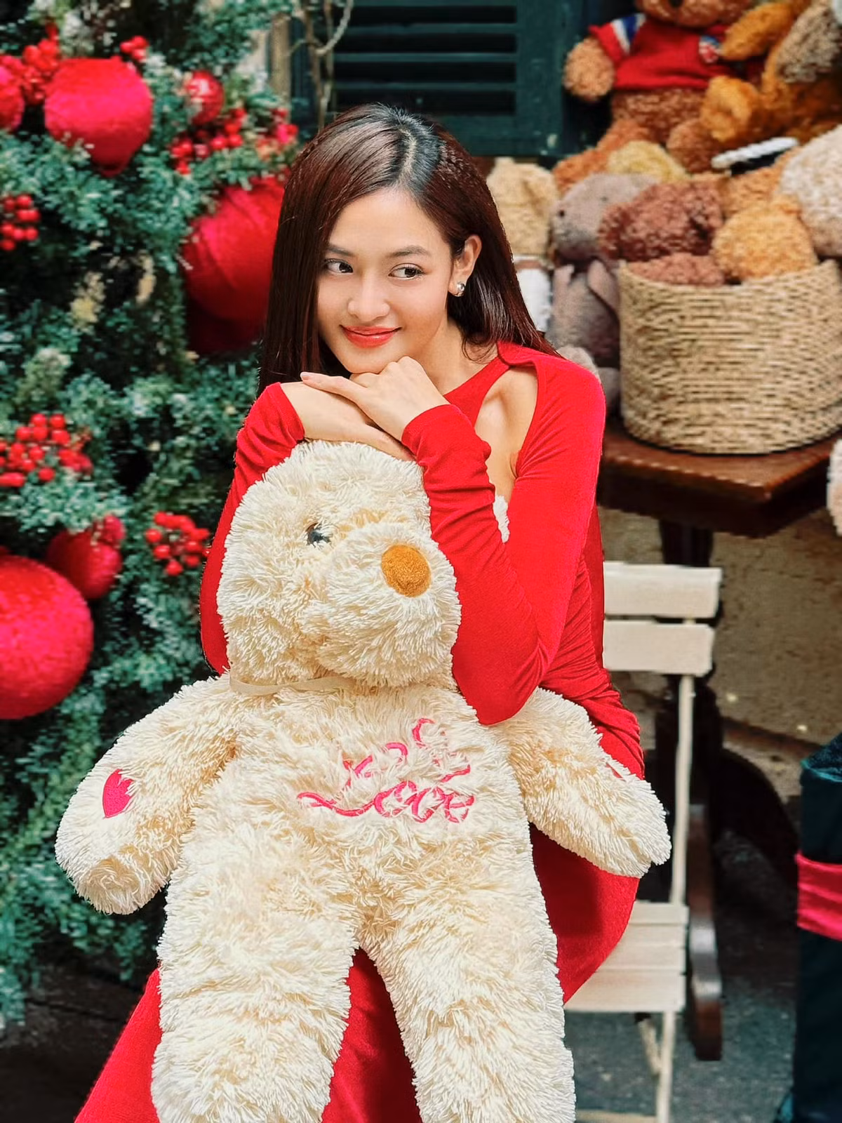 Diễn viên Thuỳ Anh check in Giáng sinh sớm. Ảnh: FB Thuỳ Anh