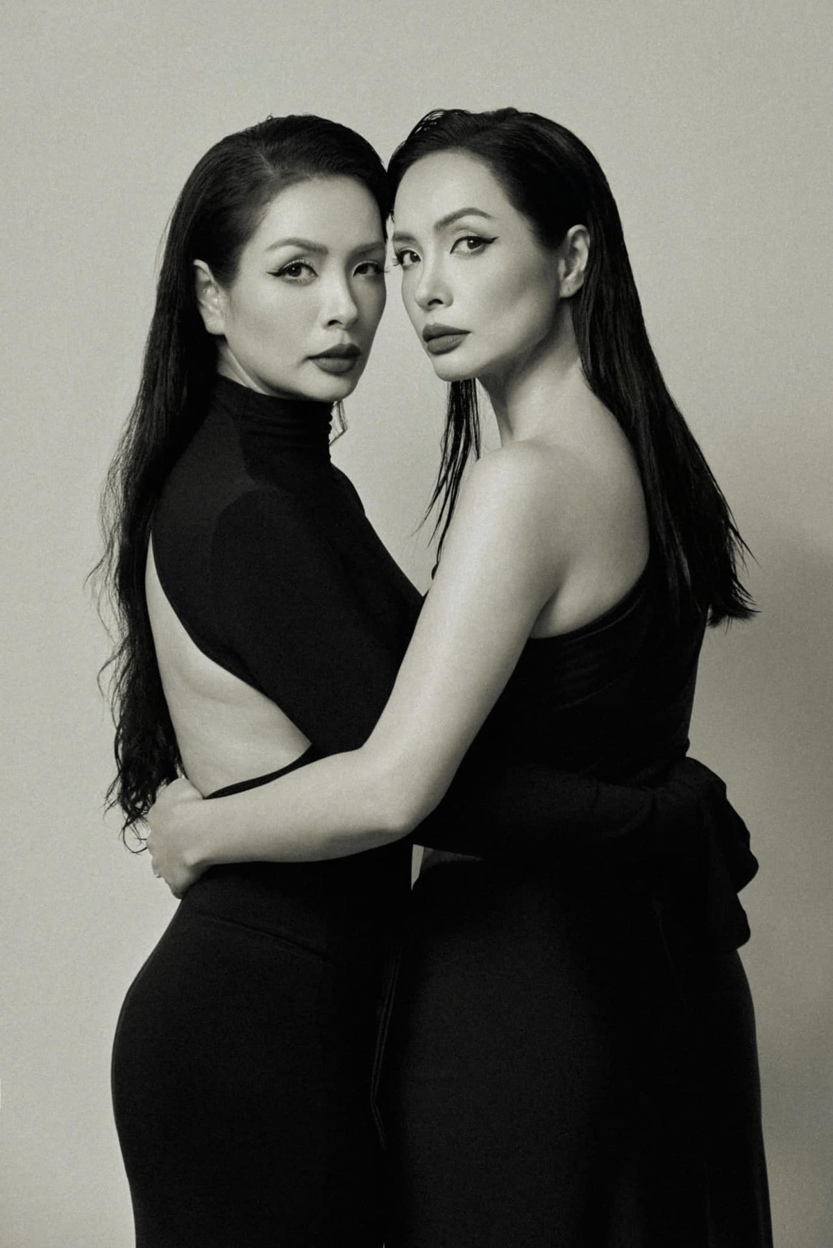 Chị em Thuý Hằng - Thuý Hạnh chụp bộ ảnh đen trắng, khoe vóc dáng nuột nà. Ảnh: FB Bui Thuy Hanh