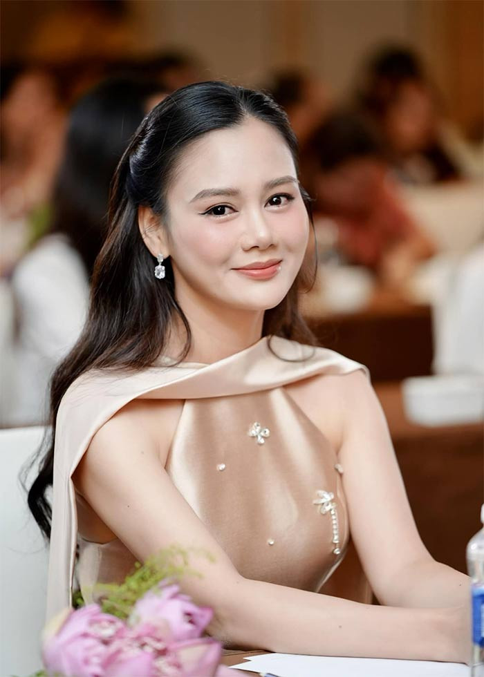 Huyền Sâm là thiếu tá quân đội, đang công tác tại Nhà hát Kịch nói Quân đội tại Hà Nội. (Ảnh: FB Huyền Sâm)