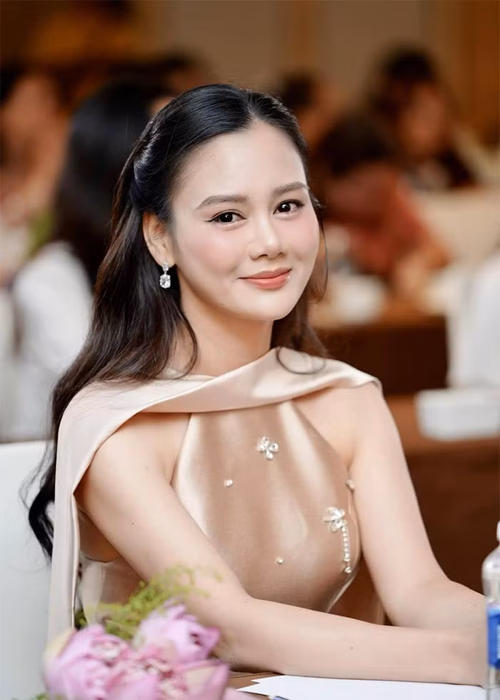 Huyền Sâm là thiếu tá quân đội, đang công tác tại Nhà hát Kịch nói Quân đội tại Hà Nội. (Ảnh: FB Huyền Sâm)
