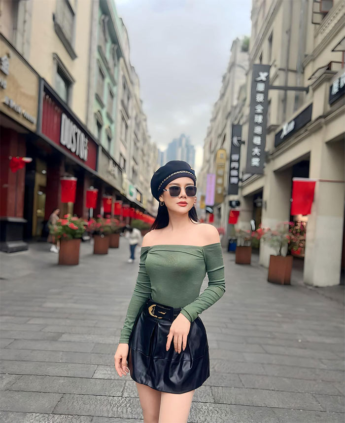 Khác với các vai diễn trên phim, ngoài đời, Huyền Sâm trẻ trung và sành điệu. (Ảnh: FB Huyền Sâm)