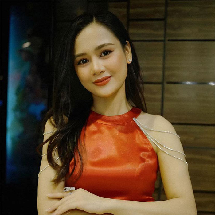 Nhan sắc mặn mà, luôn ăn vận chỉn chu khiến Huyền Sâm gây ấn tượng khi xuất hiện. (Ảnh: FB Huyền Sâm)