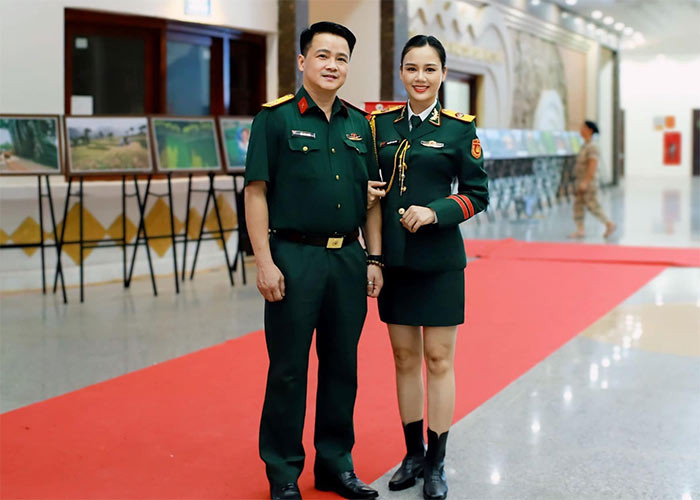 Huyền Sâm và Đới Anh Quân bén duyên khi cùng công tác tại Nhà hát kịch Quân đội. Sau vài năm tìm hiểu và yêu nhau, họ chính thức nên duyên vợ chồng, hiện đã có hai con trai. (Ảnh: FB Huyền Sâm)