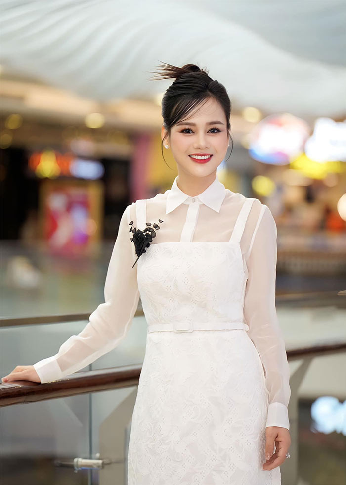 Đã là mẹ hai con nhưng vóc dáng của Huyền Sâm vẫn rất gọn gàng, tươi trẻ. (Ảnh: FB Huyền Sâm)