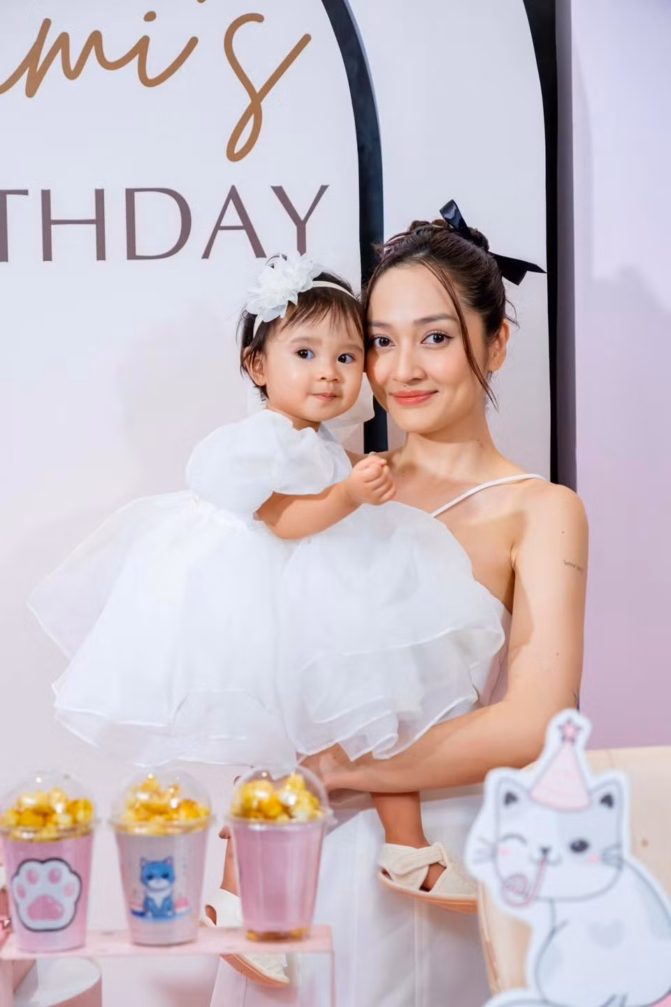 Bảo Anh hạnh phúc khoe ảnh trong tiệc sinh nhật tròn 1 tuổi của con gái.