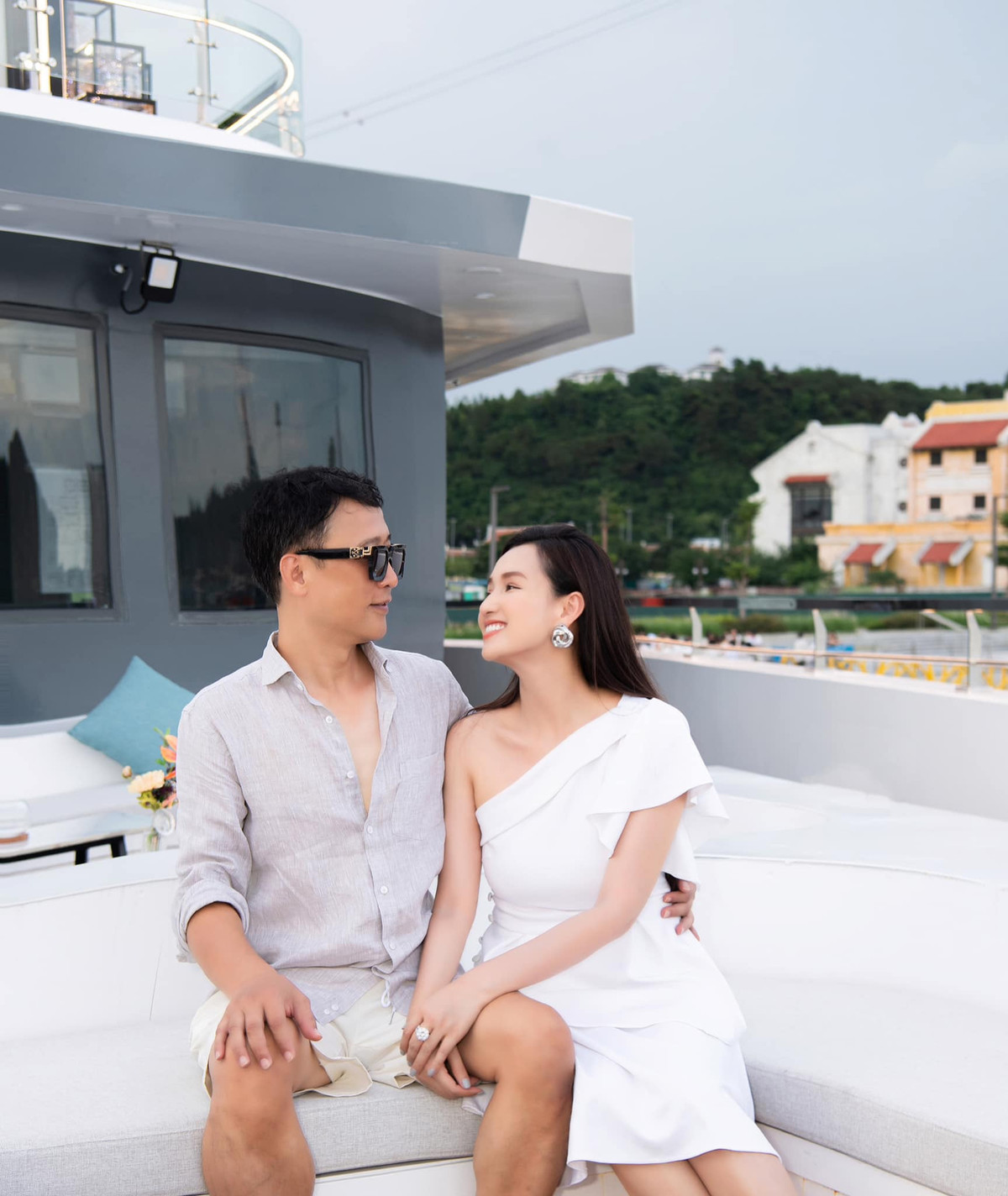 Lã Thanh Huyền chia sẻ ảnh tình tứ bên chồng - doanh nhân Trần Anh.