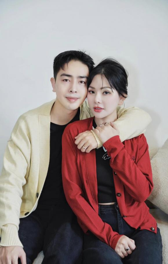 "Lưu lại khoảnh khắc này sau này 70 tuổi chụp y vậy nữa nha ông xã", ca sĩ Thu Thủy và chồng thực hiện bộ ảnh tình cảm.