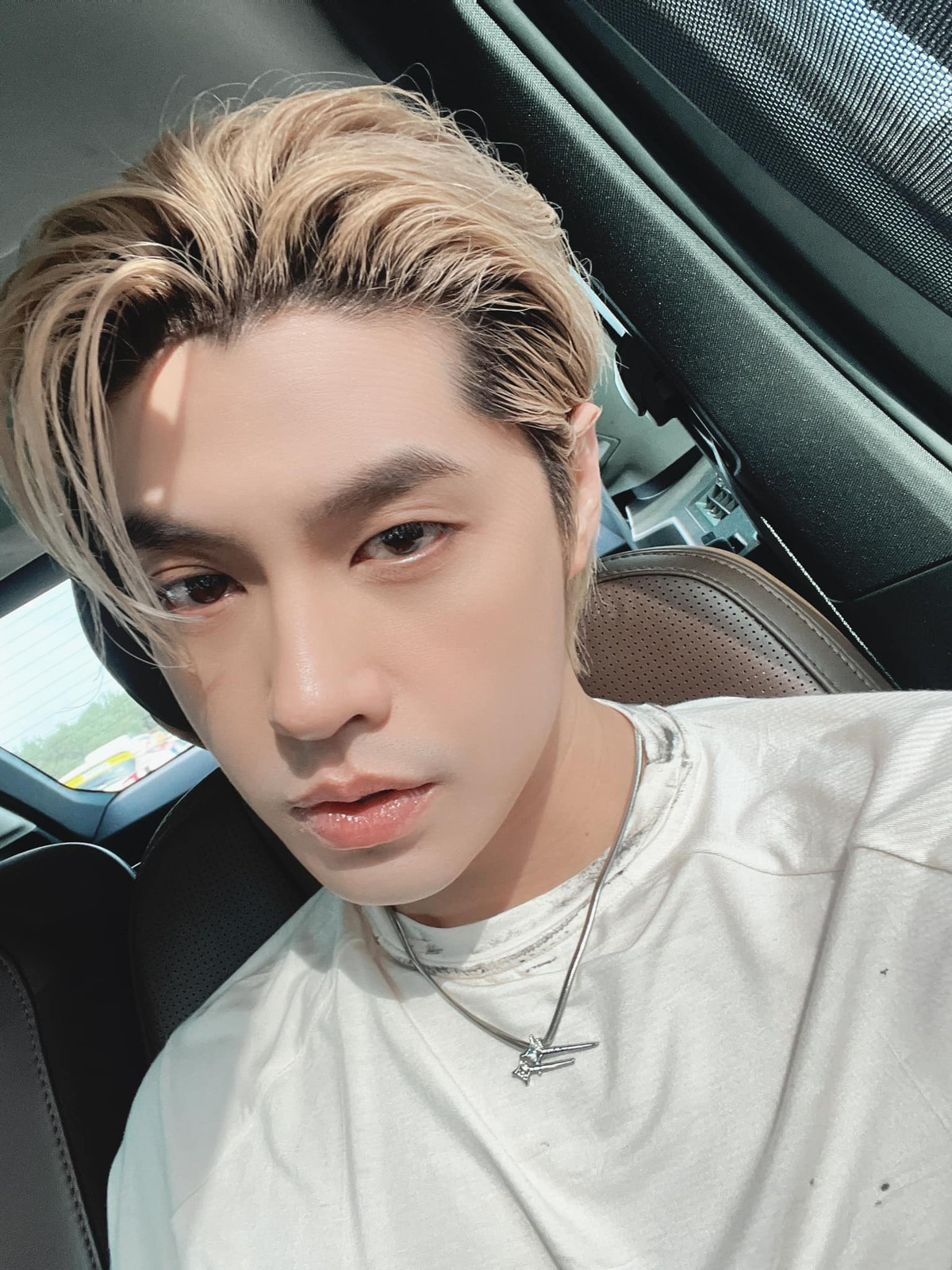 Ca sĩ Noo Phước Thịnh khoe màu tóc mới khiến fan "phát sốt".