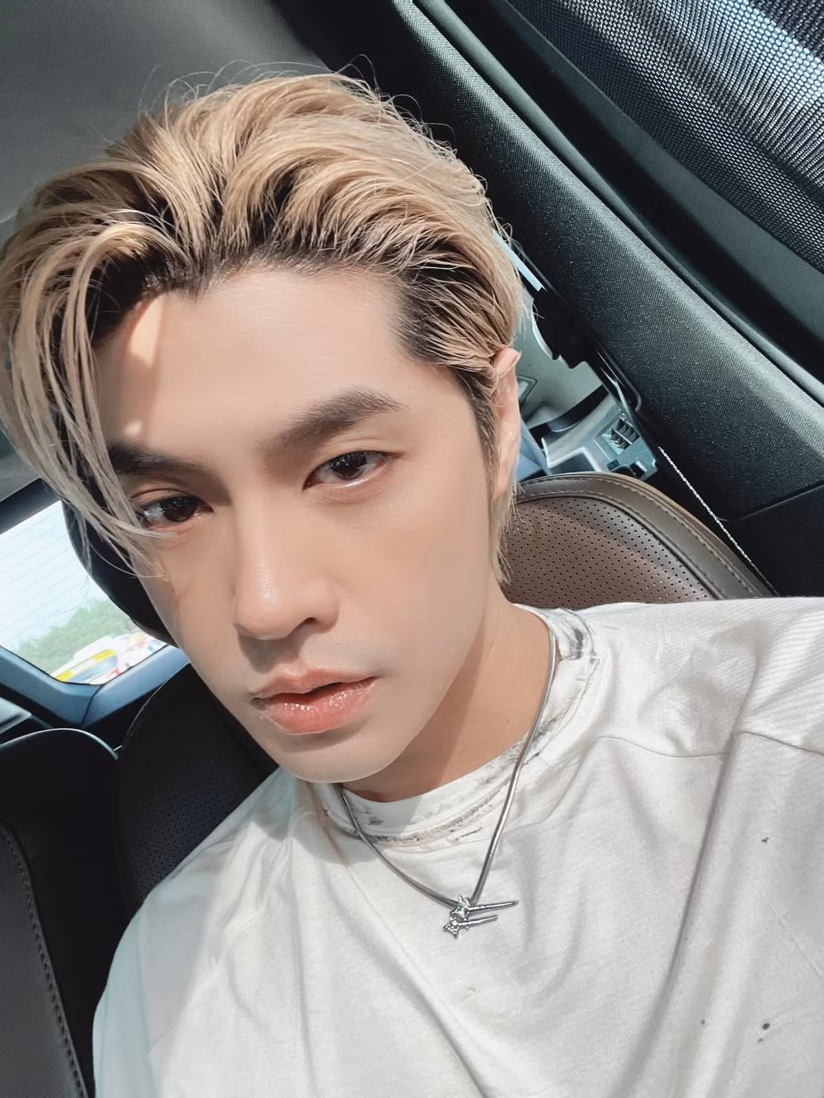 Ca sĩ Noo Phước Thịnh khoe màu tóc mới khiến fan "phát sốt".