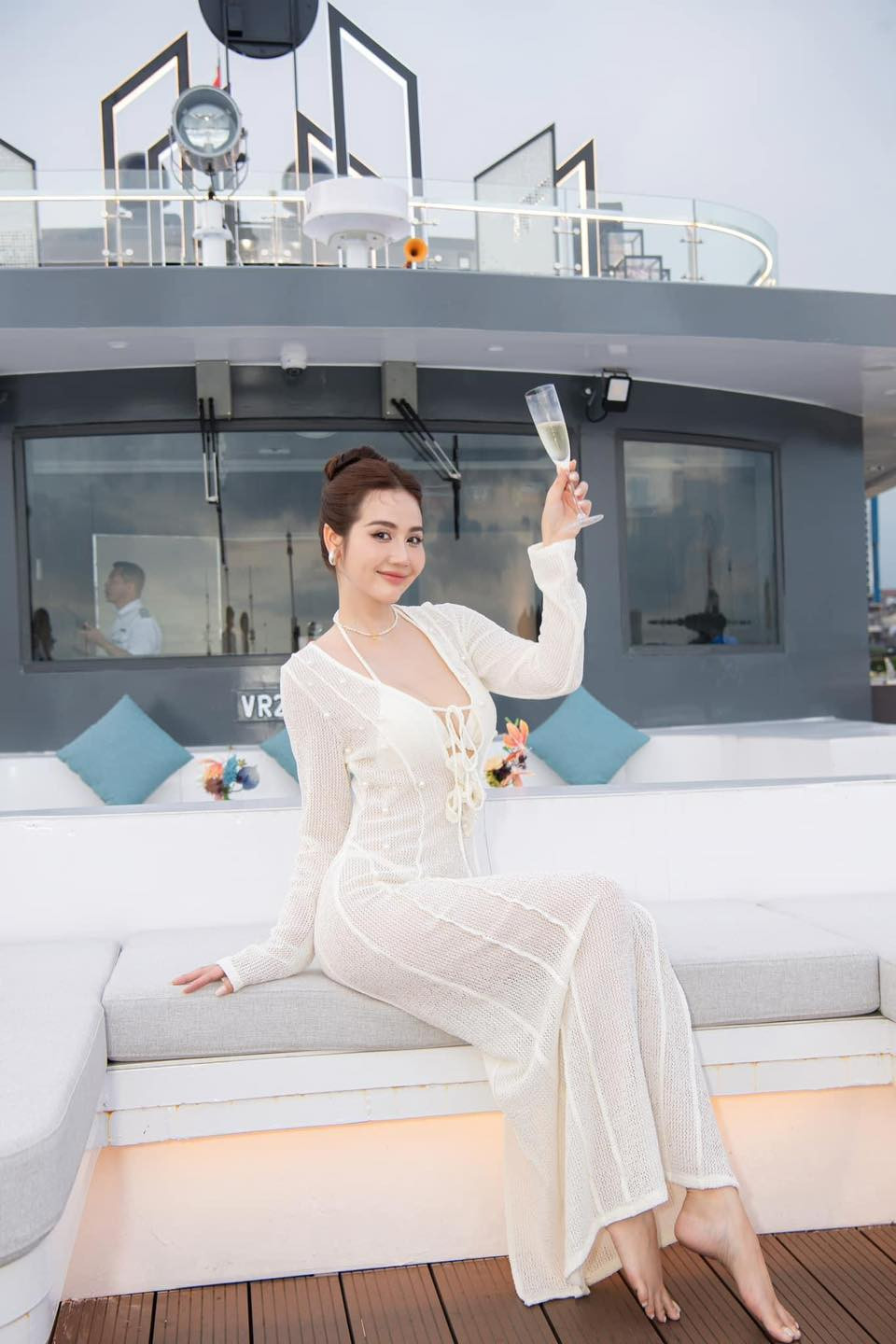 Huyền Lizzie xinh đẹp nóng bỏng trong sinh nhật trên du thuyền.