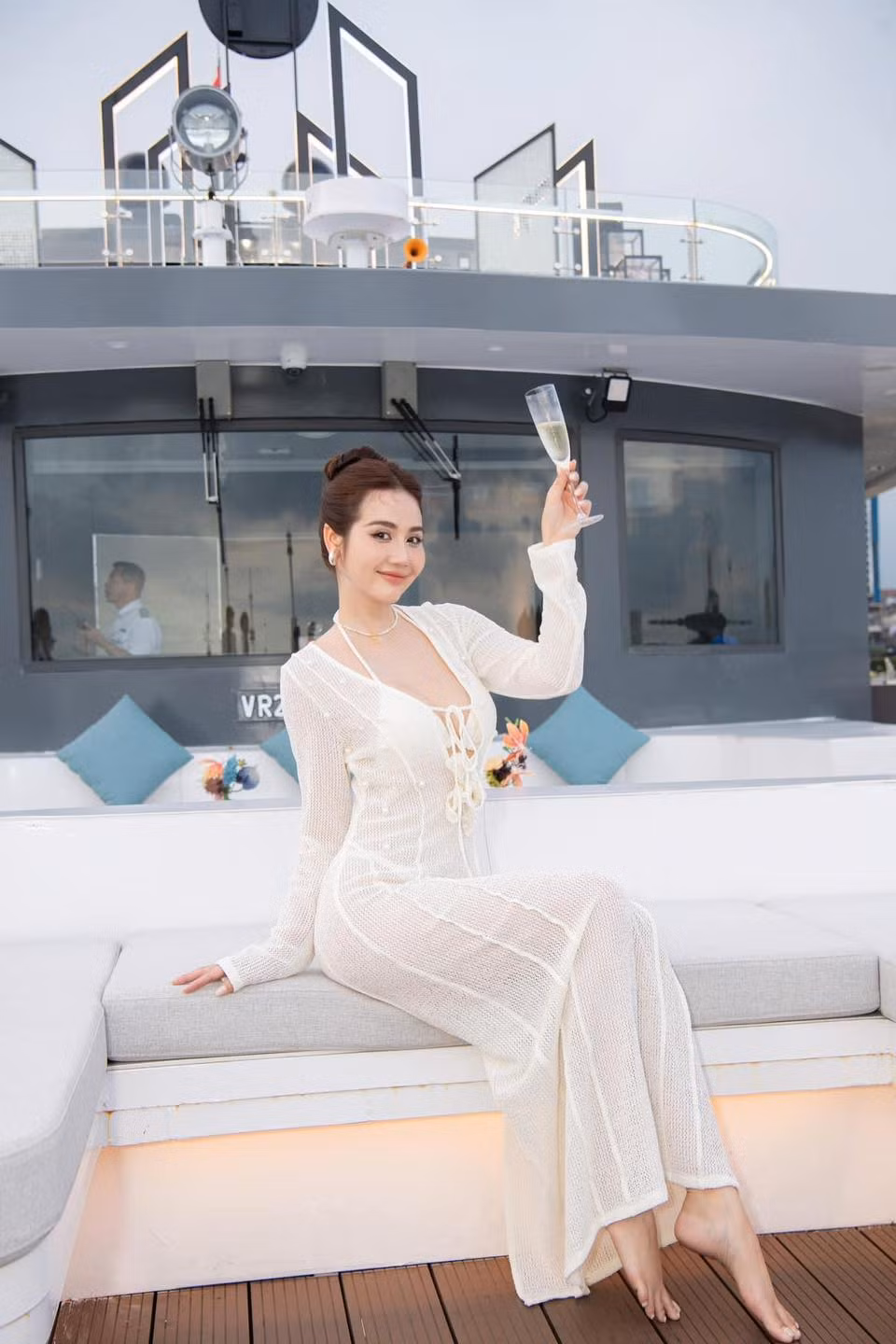 Huyền Lizzie xinh đẹp nóng bỏng trong sinh nhật trên du thuyền.