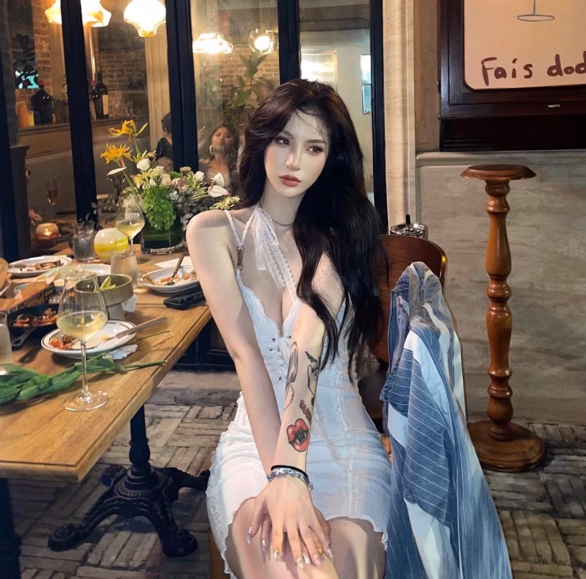 Phong cách phóng khoáng vừa cá tính này giúp Qian Qian phô diễn triệt để body đẹp như “tạc tượng”.