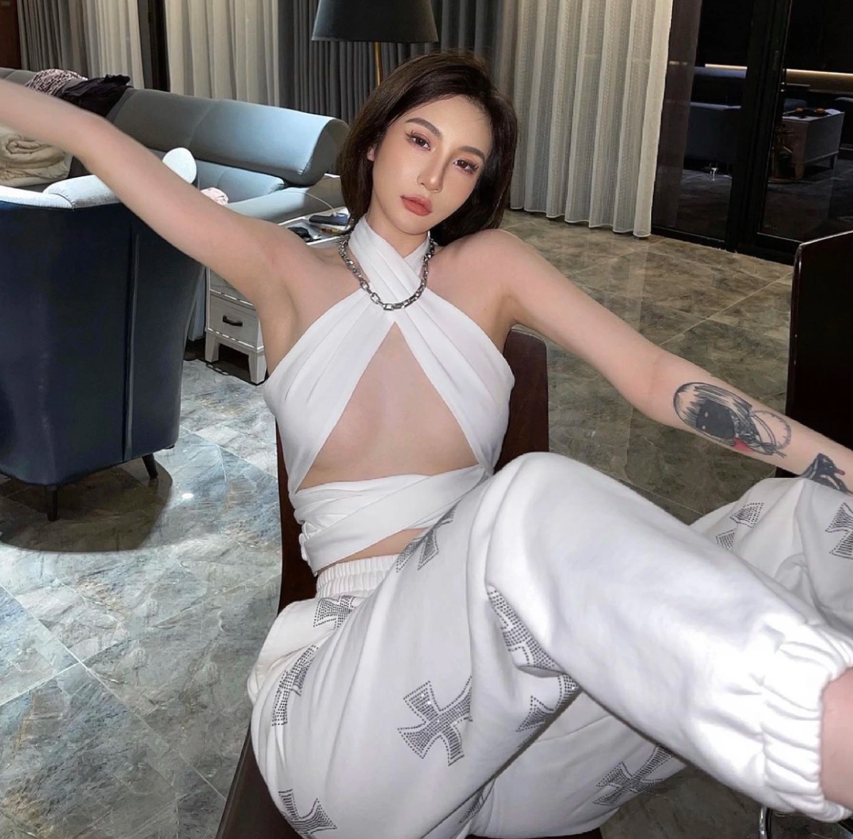 Hot girl Đài Loan xinh đẹp có gu ăn mặc hở táo bạo, khó ai sánh bằng.