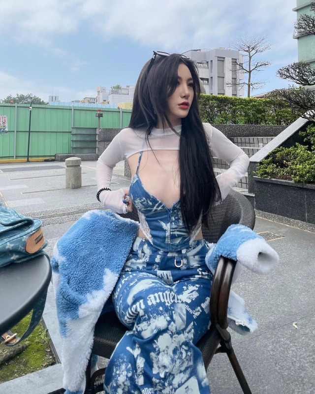 Áo croptop siêu ngắn, từng gây tranh cãi về công dụng, nay lại được các fashionista yêu thích. Cô nàng này còn táo bạo hơn khi kết hợp với áo yếm khoét sâu, tạo nên vẻ ngoài vô cùng gợi cảm. Ảnh: IGNV