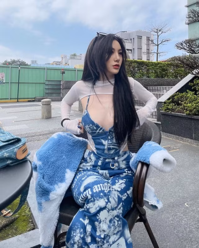 Áo croptop siêu ngắn, từng gây tranh cãi về công dụng, nay lại được các fashionista yêu thích. Cô nàng này còn táo bạo hơn khi kết hợp với áo yếm khoét sâu, tạo nên vẻ ngoài vô cùng gợi cảm. Ảnh: IGNV