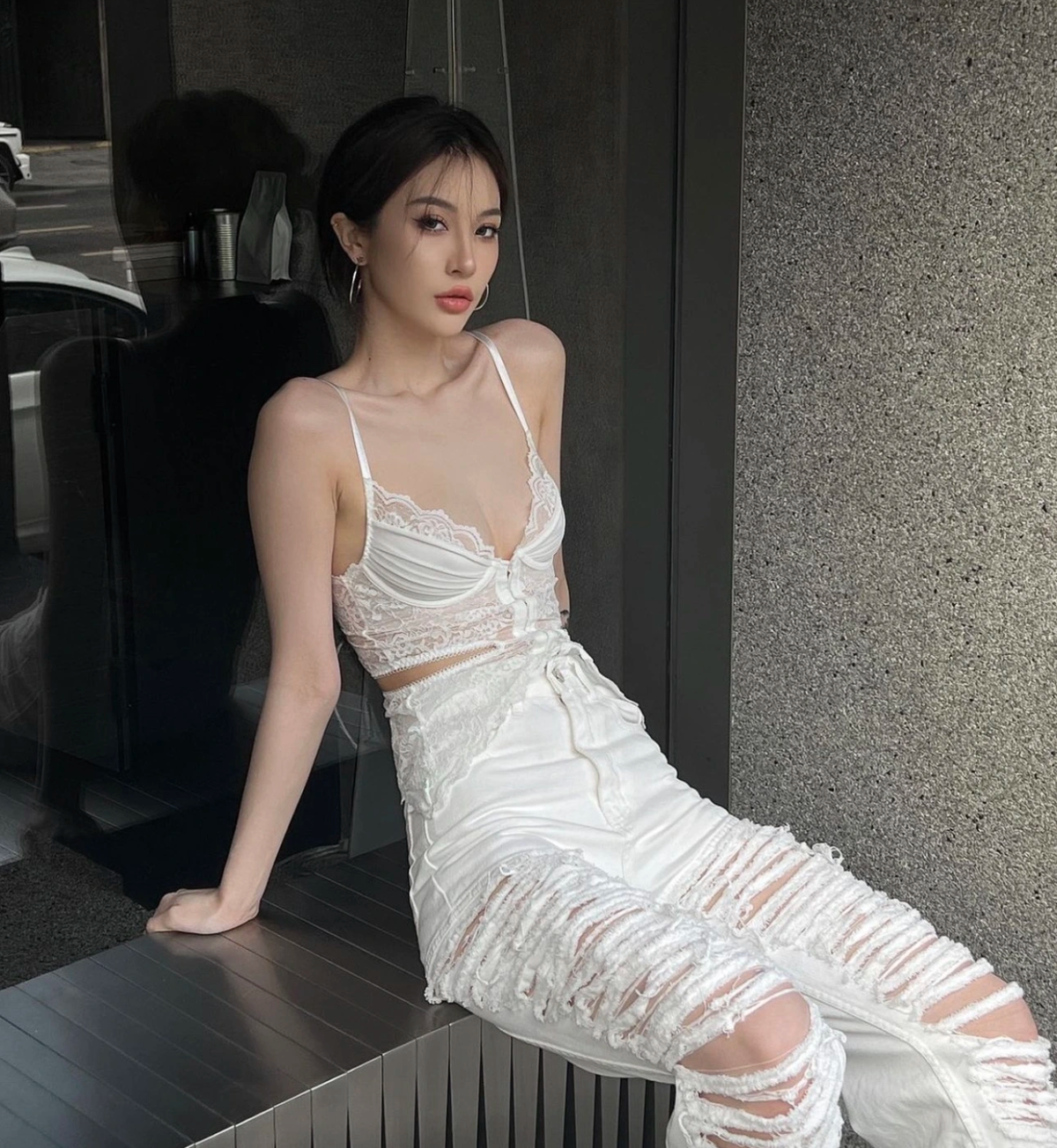 Với gu thời trang biến hóa không ngừng, hot girl sinh năm 2000 luôn biết cách kết hợp hài hòa giữa nét cá tính và sự quyến rũ.