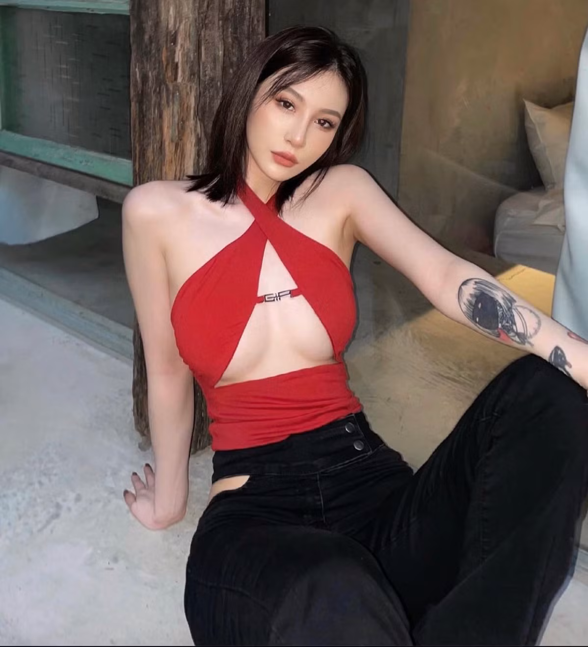 Đặc biệt, Shi Qian Qian tích cực lăng xê nhiều kiểu mốt "hiểm hóc" thậm chí là trang phục bị mang tiếng hở hang nhưng vẫn được khen.