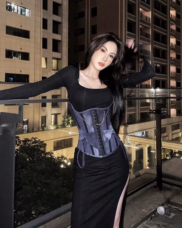 Shi Qian Qian mặc váy ôm sát màu đen kết hợp với chiếc corset có thiết kế cầu kỳ.