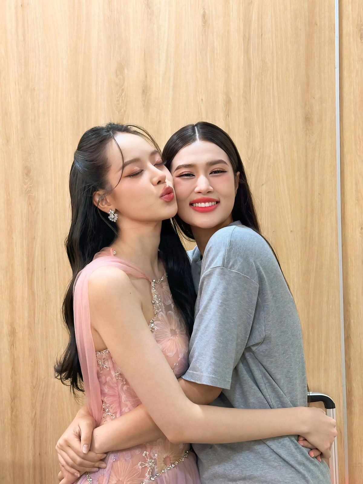 Hoa hậu Thiên Ân mừng rỡ khi được gặp lại Thanh Thuỷ sau một thời gian dài. Ảnh: FB Đoàn Thiên Ân