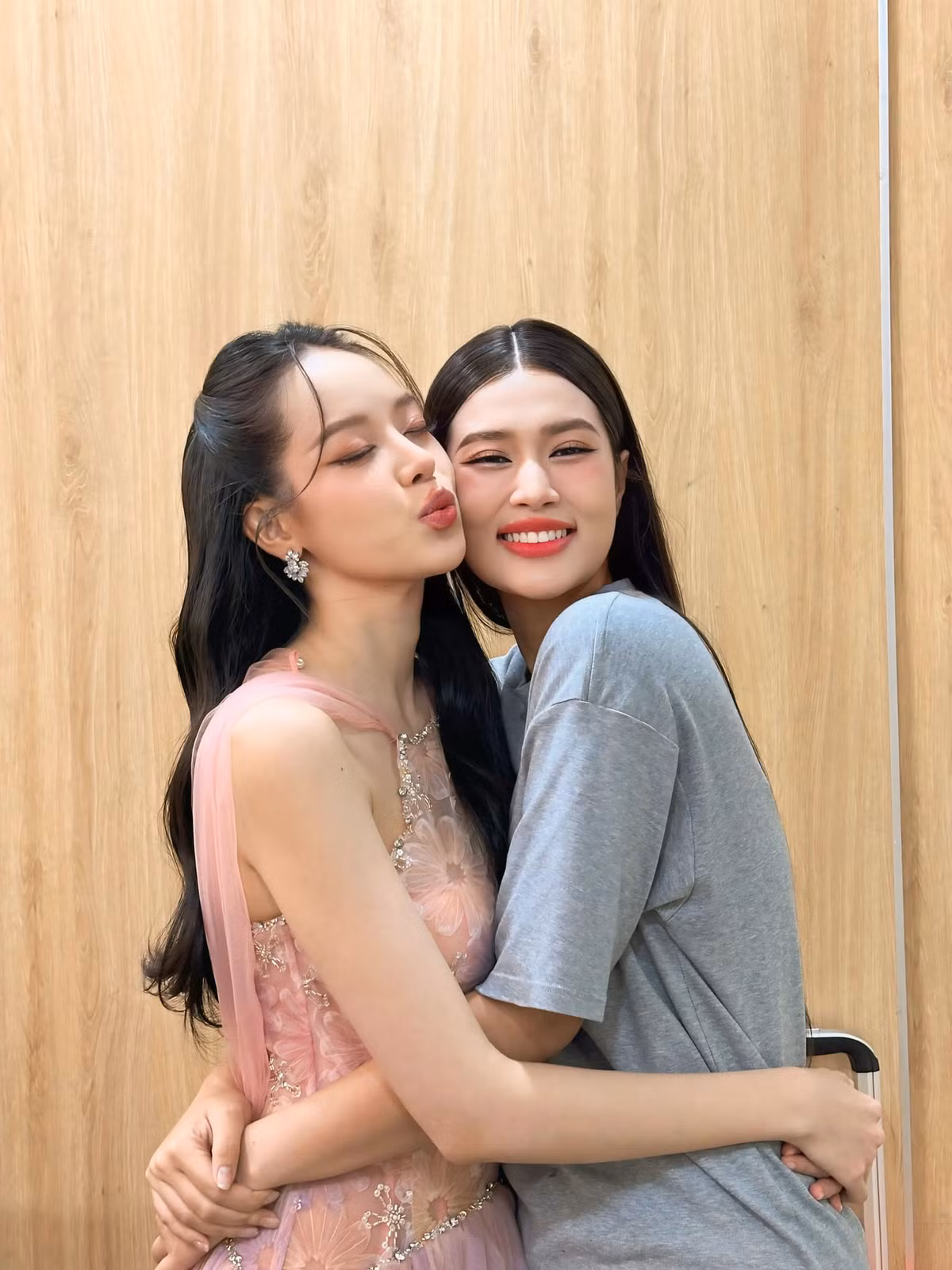 Hoa hậu Thiên Ân mừng rỡ khi được gặp lại Thanh Thuỷ sau một thời gian dài. Ảnh: FB Đoàn Thiên Ân