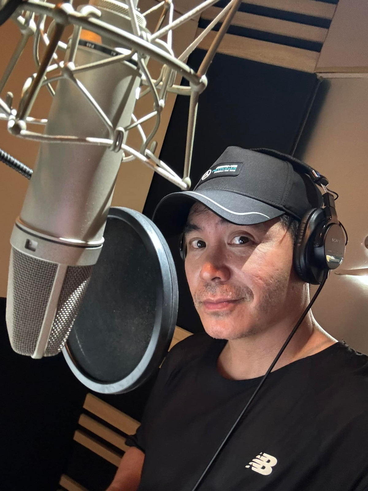 Diễn viên Trung Dũng check in phòng thu âm. Ảnh: FB Trung Dung Pham