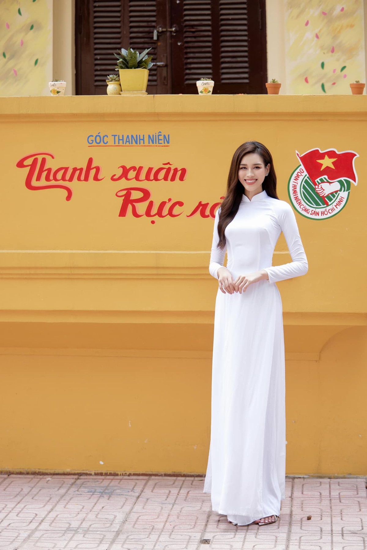 Hoa hậu Đỗ Thị Hà tôn nét đẹp trong trẻo với áo dài trắng. Ảnh: FB Đỗ Thị Hà