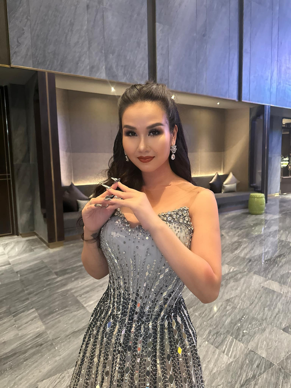 Võ Hạ Trâm đi diễn nhưng vẫn không quên nhiệm vụ của mẹ bỉm sữa. Ảnh: FB Võ Hạ Trâm