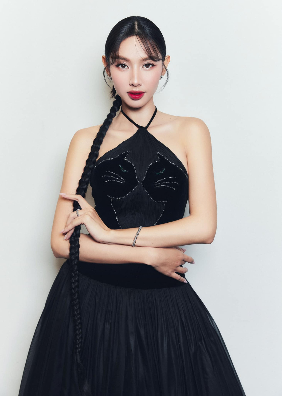 Hoa hậu Thuỳ Tiên post dáng sang xịn ở rạp chiếu phim. Ảnh: FB Nguyễn Thúc Thùy Tiên