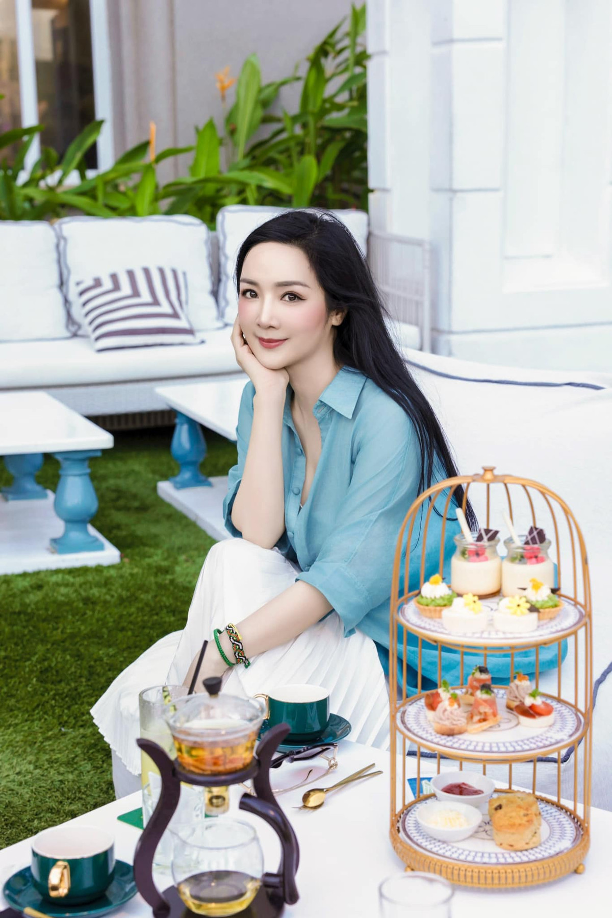 Cô thường xuất hiện với siêu xe đắt đỏ, đồ hiệu sang chảnh, ở biệt thự triệu đô.